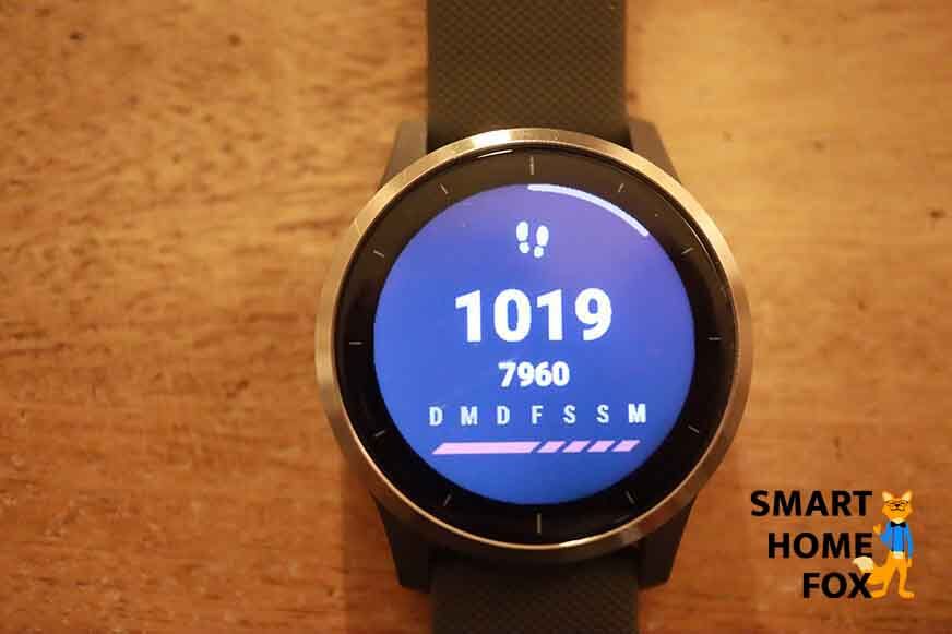 Man sieht die Garmin vivoactive 4 auf einem Tisch. 